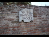 04760 ostia - regio i - via del tempio di ercole - schild.jpg